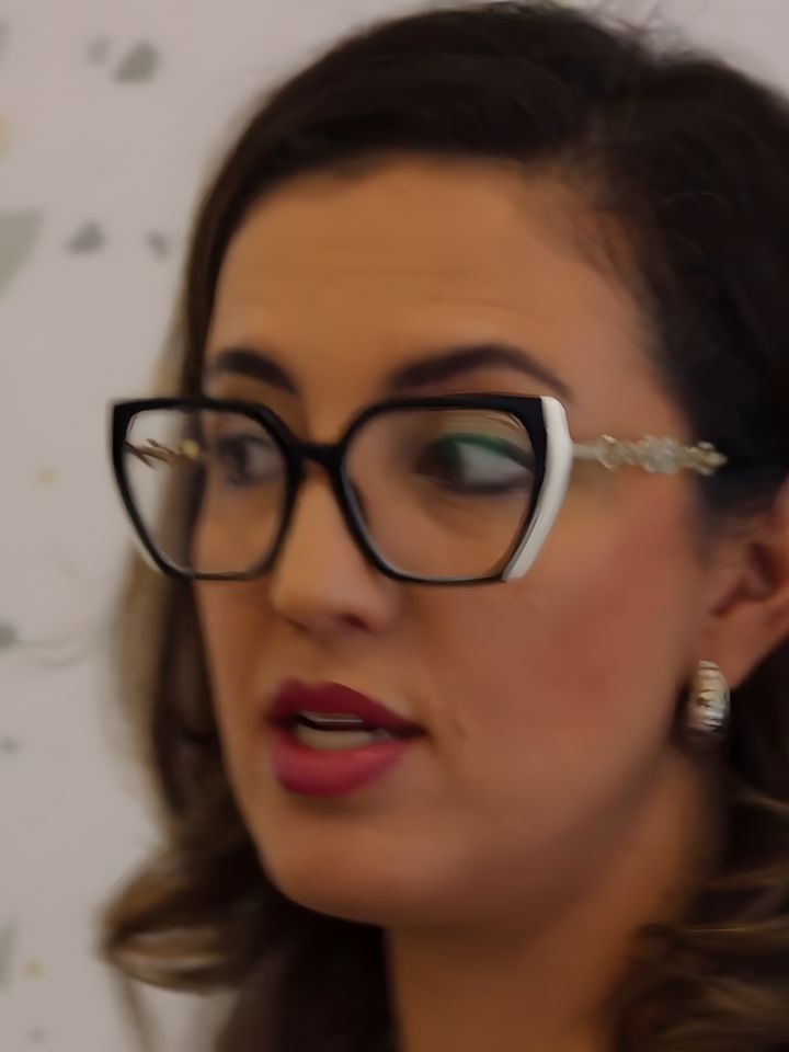 Dani Barbe, de óculos, observa a cliente durante a avaliação