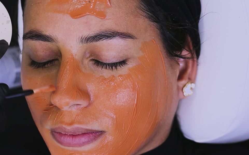 Máscara de clareamento facial aplicada em uma aula prática
